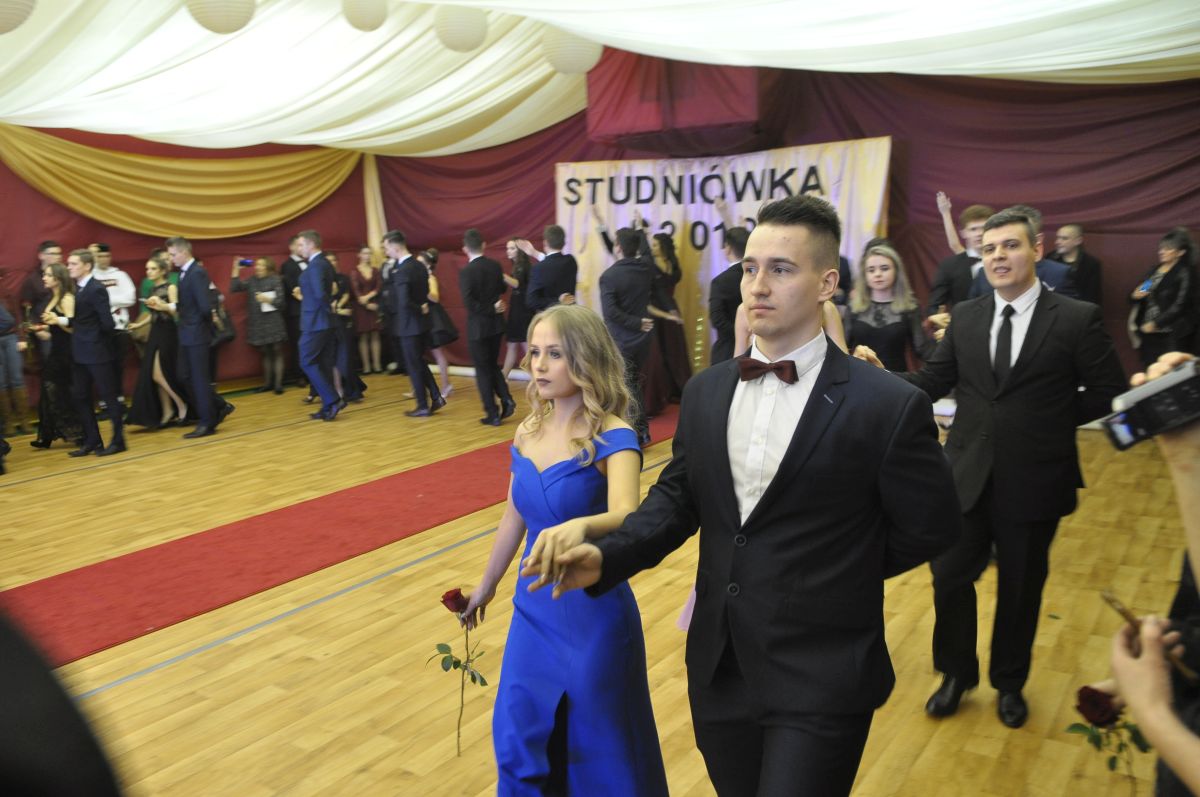 Polonez, czerwony dywan, oskarowa gala … Studniówka 2019