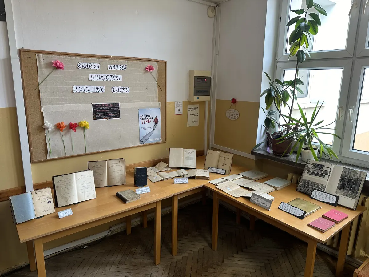 Święto starych książek w szkolnej bibliotece.